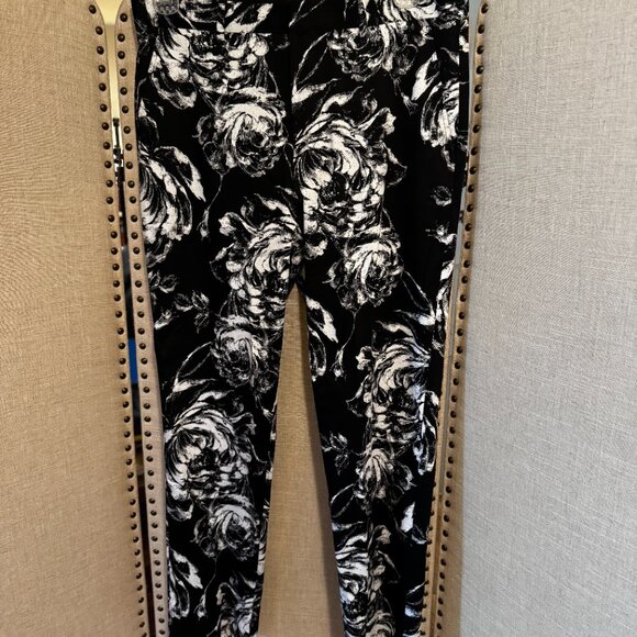 J. Ferrar Black and White Floral Suit- 33R Slim Pant; 40S Slim Blazer/Jacket - Picture 2 of 5